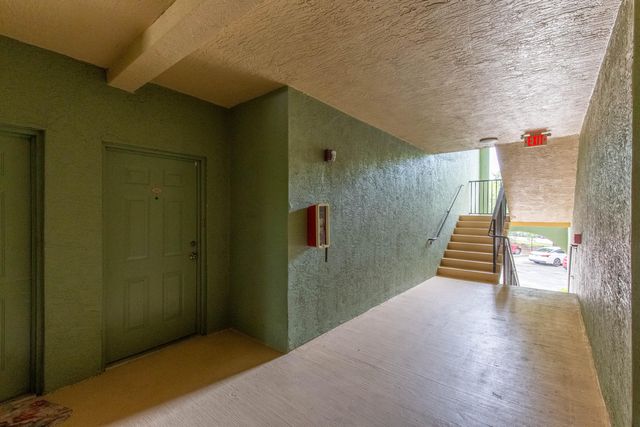 350 Crestwood Circle 203, Royal Palm Beach, FL 33411