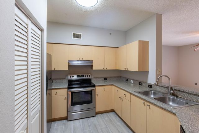 350 Crestwood Circle 203, Royal Palm Beach, FL 33411