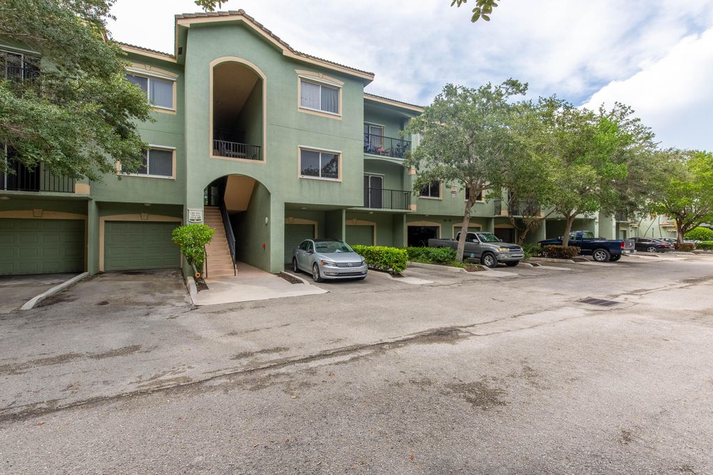350 Crestwood Circle 203, Royal Palm Beach, FL 33411