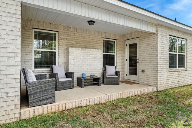 213 Otters Ridge Dr, Kathleen, GA 31047