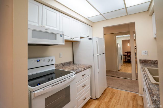 1750 MONTICELLO Street 6, Trenton, MI 48183