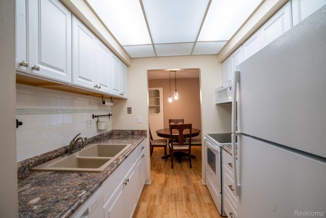 1750 MONTICELLO Street 6, Trenton, MI 48183