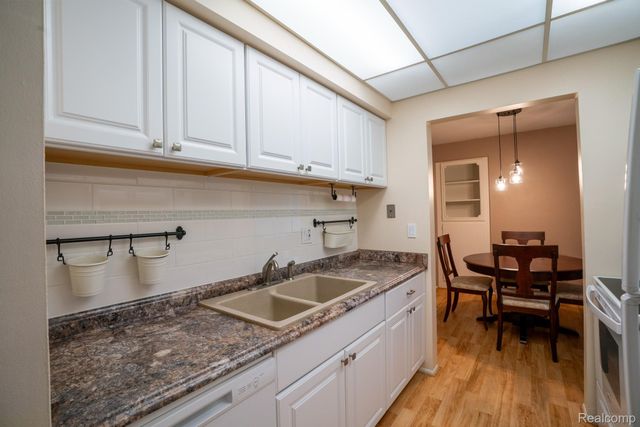 1750 MONTICELLO Street 6, Trenton, MI 48183