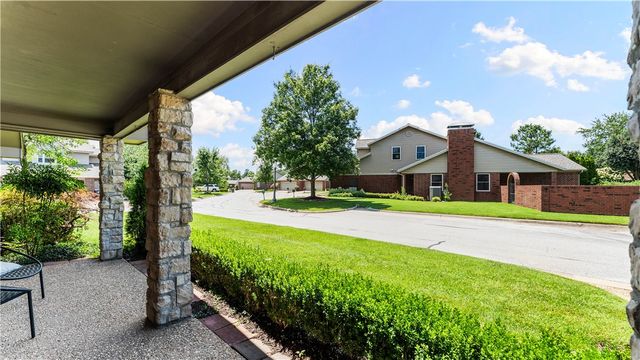 2 S Prairie Dunes Drive, Rogers, AR 72758