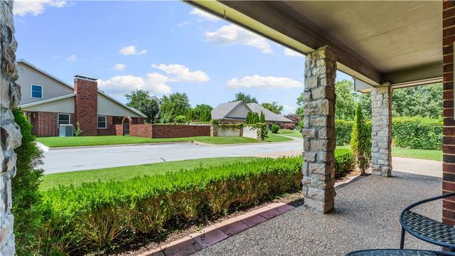 2 S Prairie Dunes Drive, Rogers, AR 72758