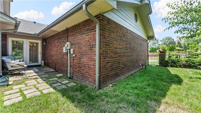 2 S Prairie Dunes Drive, Rogers, AR 72758