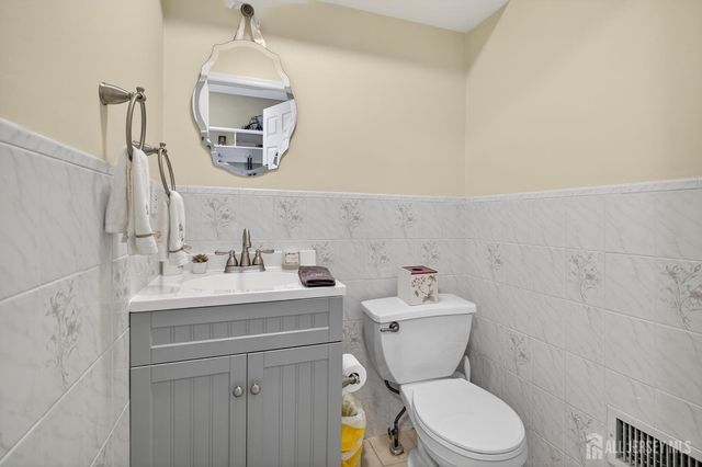 9 Parkside Drive, Spotswood, NJ 08884