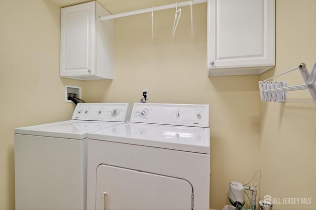 9 Parkside Drive, Spotswood, NJ 08884