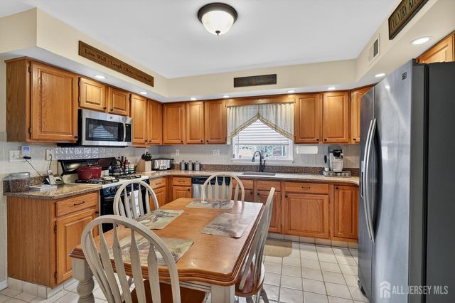 9 Parkside Drive, Spotswood, NJ 08884