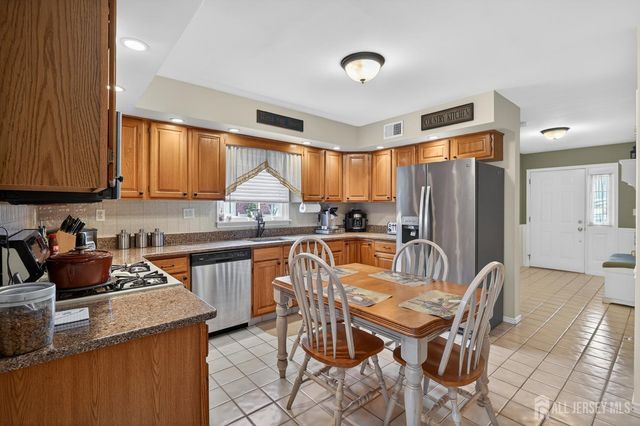 9 Parkside Drive, Spotswood, NJ 08884