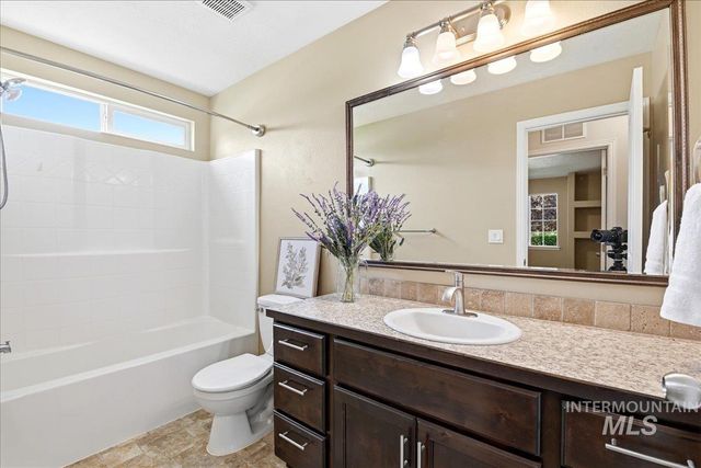 15885 Granite Peak Avenue, Nampa, ID 83651