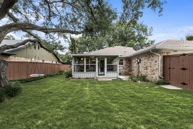 1949 E Branch Hollow Drive, Carrollton, TX 75007