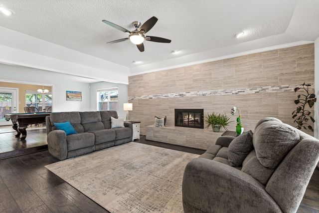 1949 E Branch Hollow Drive, Carrollton, TX 75007