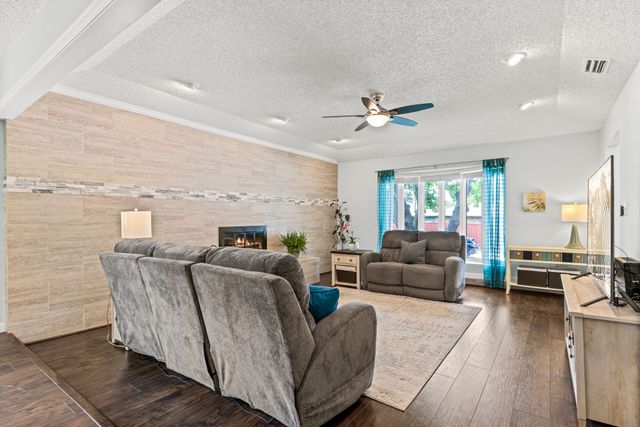 1949 E Branch Hollow Drive, Carrollton, TX 75007