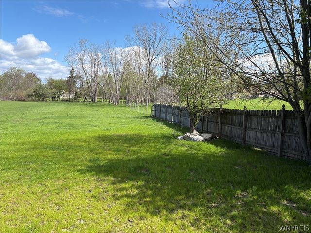 5200 Berg Road, West Seneca, NY 14218