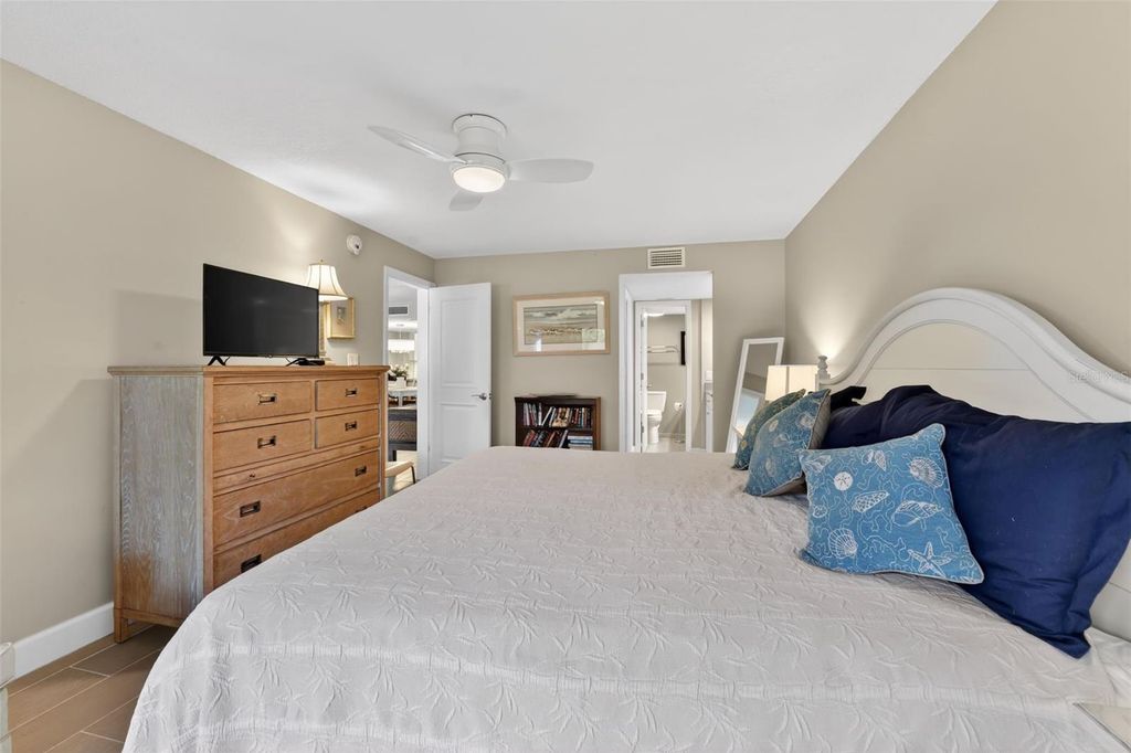 Image 21 of property listing at 5655 GULF OF MEXICO DRIVE D107, Longboat Key, FL 34228