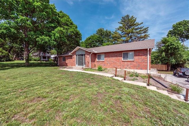 8021 Holmes Road, Kansas City, MO 64134