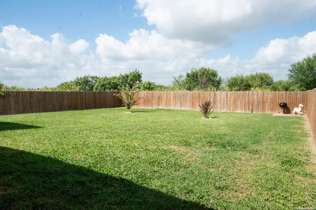 518 Indian Crossing, Jourdanton, TX 78026
