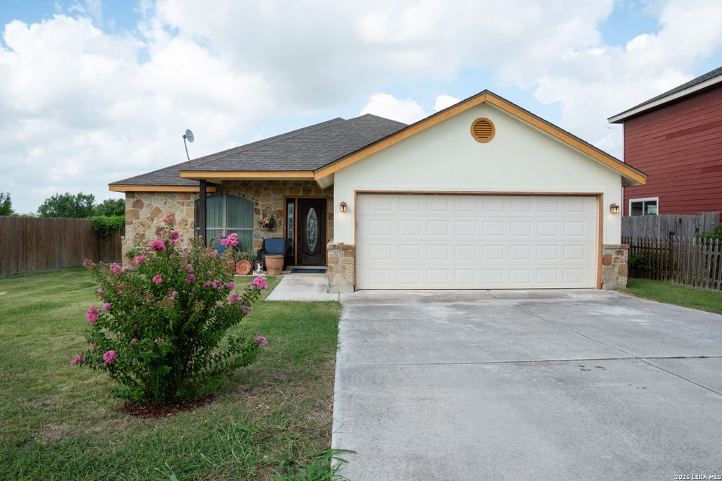 518 Indian Crossing, Jourdanton, TX 78026