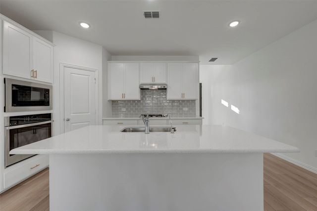 5032 Lily Creek Drive, Aubrey, TX 76227