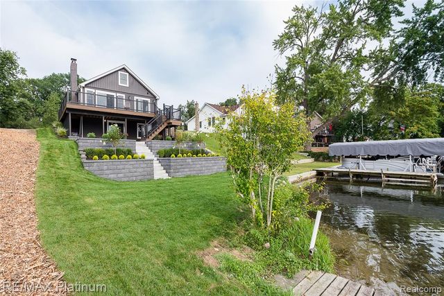 6298 Fonda Lake Drive, Brighton, MI 48116