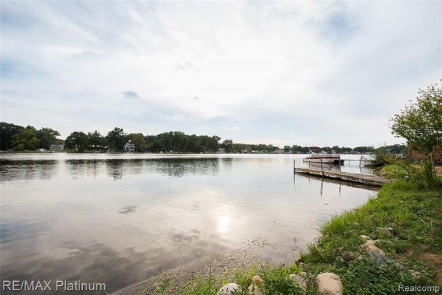 6298 Fonda Lake Drive, Brighton, MI 48116