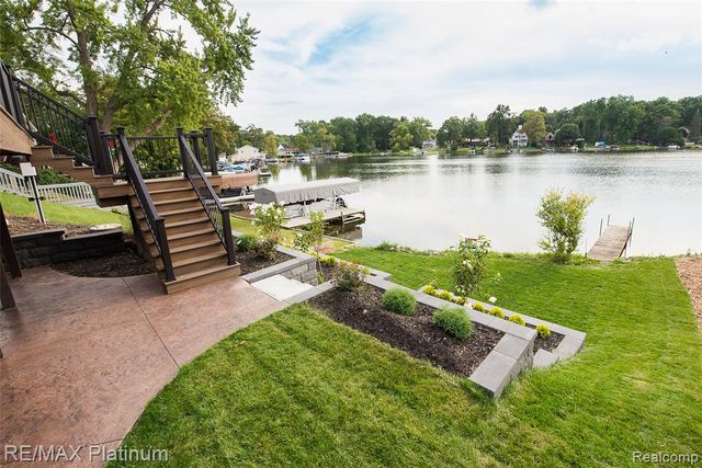 6298 Fonda Lake Drive, Brighton, MI 48116