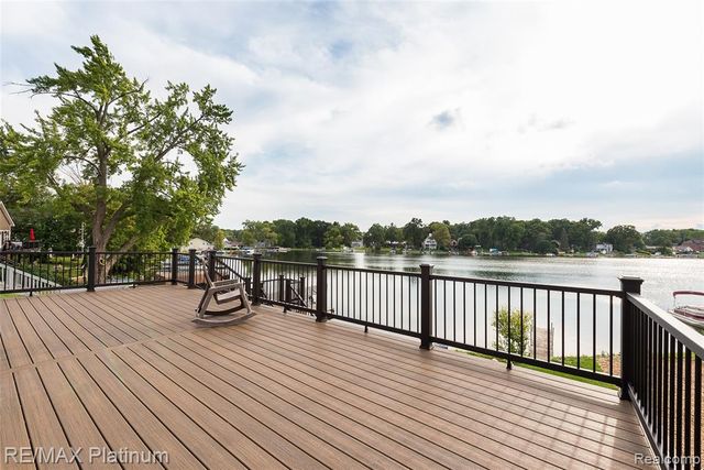 6298 Fonda Lake Drive, Brighton, MI 48116
