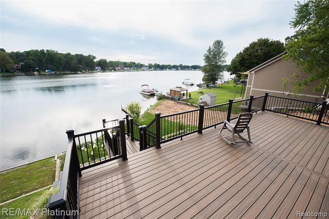 6298 Fonda Lake Drive, Brighton, MI 48116