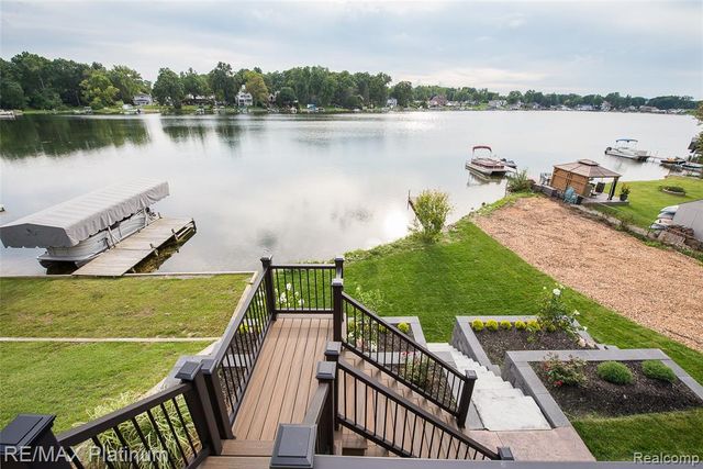 6298 Fonda Lake Drive, Brighton, MI 48116