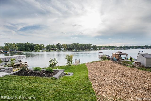 6298 Fonda Lake Drive, Brighton, MI 48116
