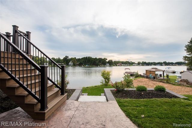 6298 Fonda Lake Drive, Brighton, MI 48116
