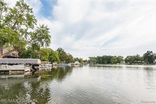 6298 Fonda Lake Drive, Brighton, MI 48116