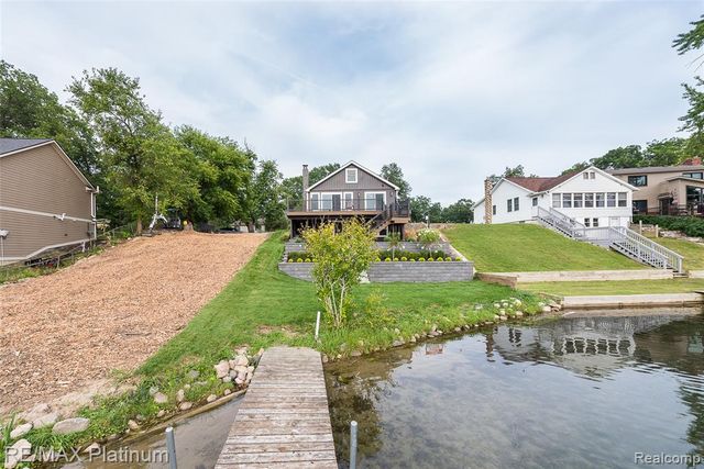 6298 Fonda Lake Drive, Brighton, MI 48116