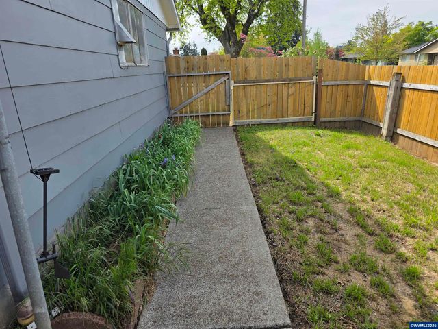 1148 Darlene Av, Springfield, OR 97477