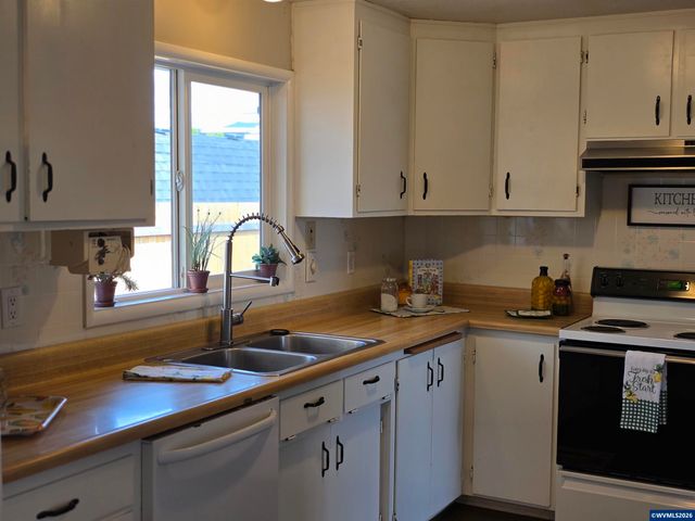 1148 Darlene Av, Springfield, OR 97477