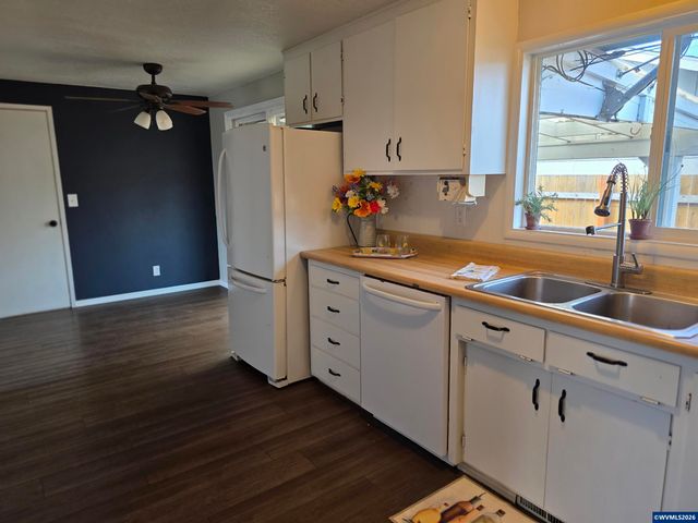 1148 Darlene Av, Springfield, OR 97477