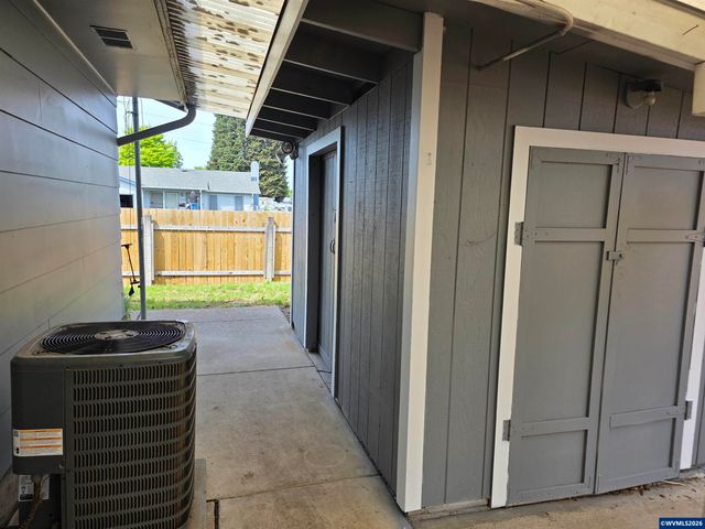 1148 Darlene Av, Springfield, OR 97477