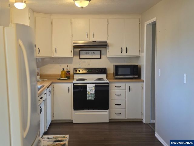 1148 Darlene Av, Springfield, OR 97477