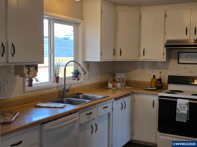 1148 Darlene Av, Springfield, OR 97477