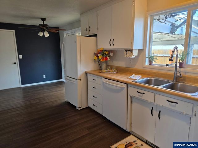 1148 Darlene Av, Springfield, OR 97477