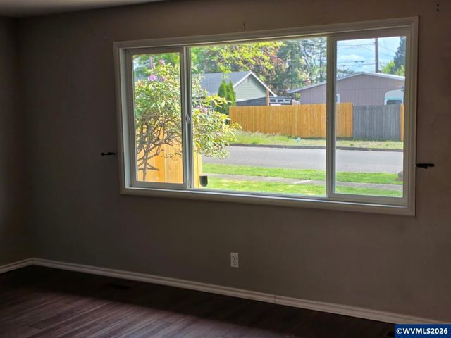 1148 Darlene Av, Springfield, OR 97477