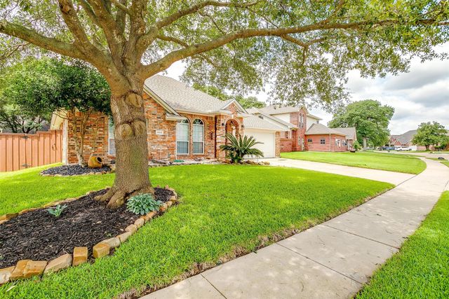 828 Huebner Way, Burleson, TX 76028