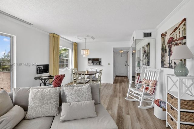 3048 E Sunrise Lakes Dr 221, Sunrise, FL 33322