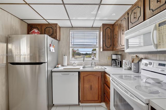 3048 E Sunrise Lakes Dr 221, Sunrise, FL 33322