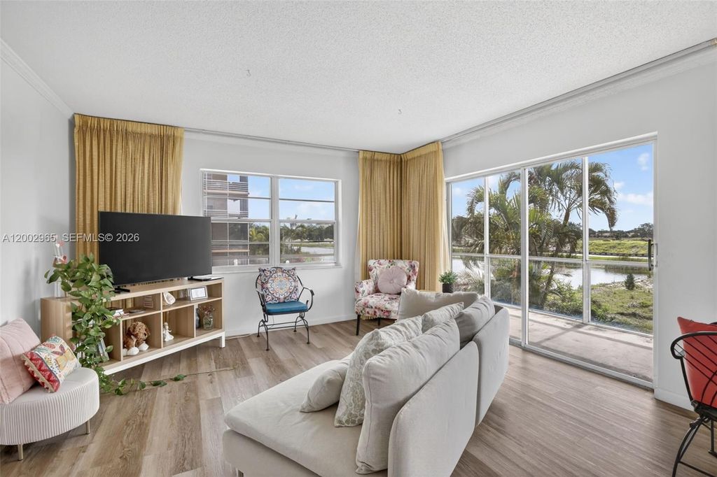 3048 E Sunrise Lakes Dr 221, Sunrise, FL 33322