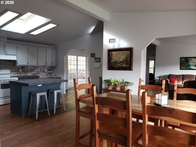 86413 CROFT LAKE Ln, Bandon, OR 97411