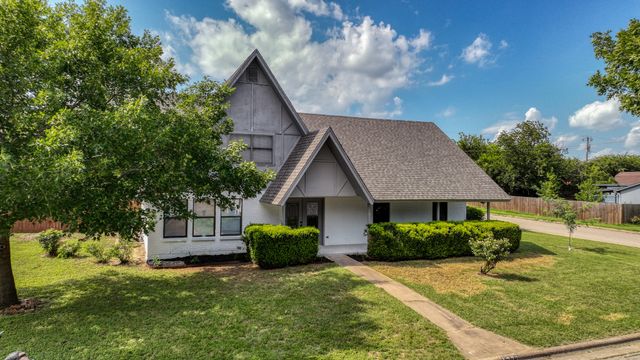 1723 W Doyle Street, Granbury, TX 76048