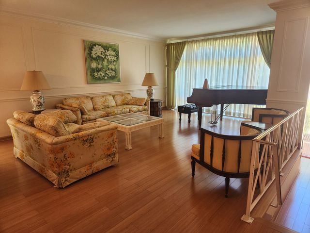 4640 W Estes Avenue, Lincolnwood, IL 60712