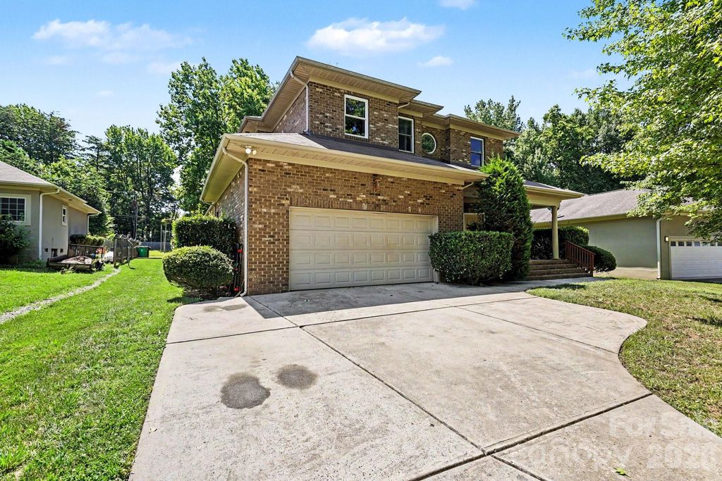 10130 Fairlea Drive, Charlotte, NC 28269